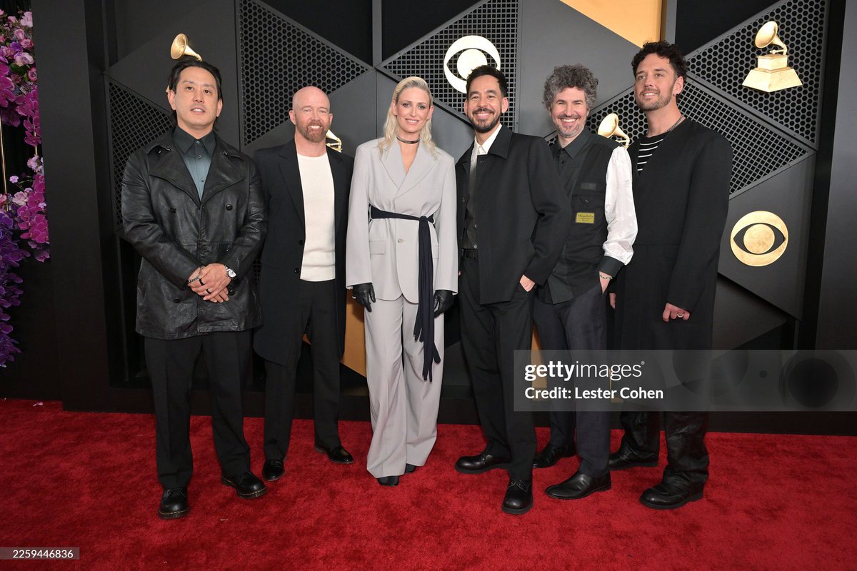 BroodingAnanas's tweet photo. LINKIN PARK AT THE #GRAMMYS ‼️ https://t.co/bVi8880AXT