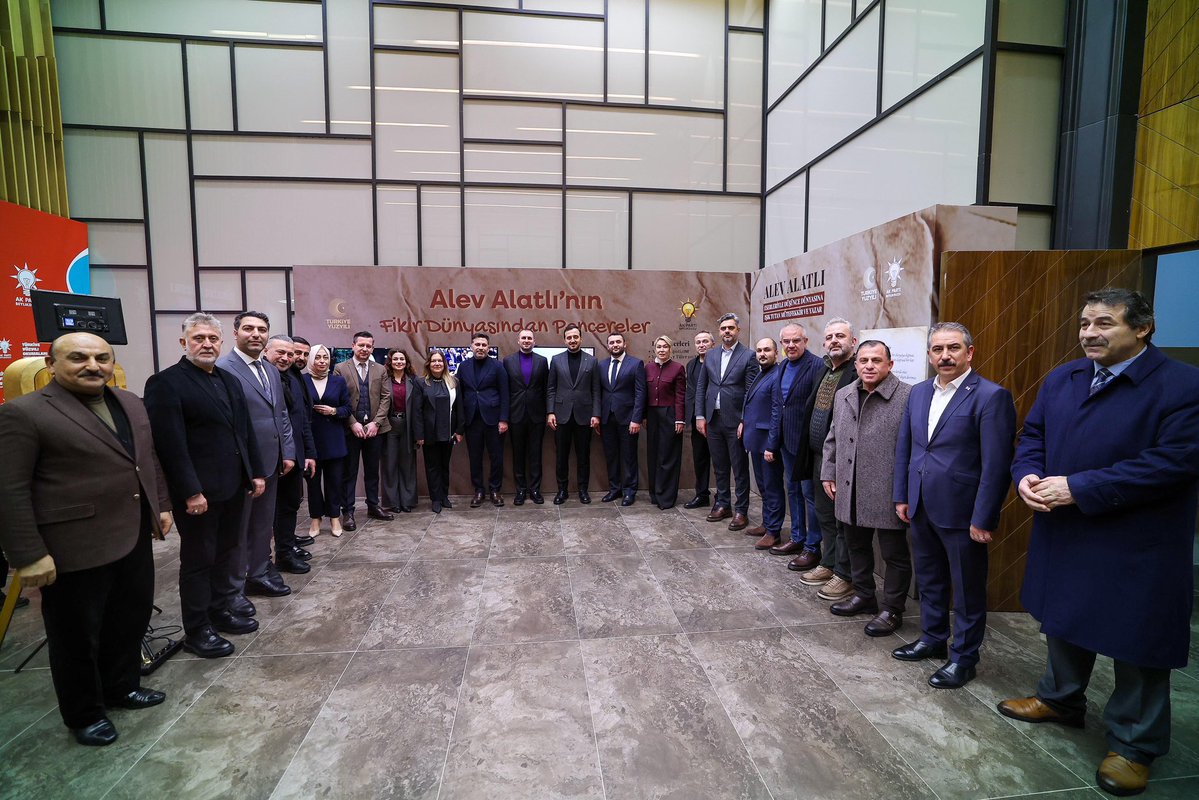 “Unutmayın ki; düz akılla anlaşılmaz, pergele, cetvele gelmez.

Türkiye’nin kendine has bir kimliği vardır. Batmaz.
Batarsa, okyanuslar taşar…”

Değerli kalem, münevver ve düşünce insanı Alev Alatlı’nın vefat yıl dönümü vesilesiyle İlçe Başkanlığımız tarafından düzenlenen