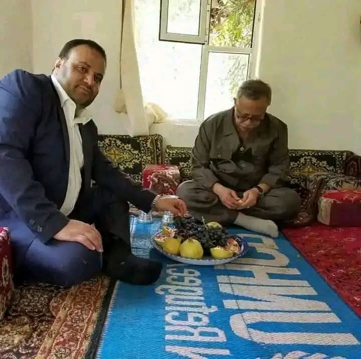 تأملوا حياة الترف التي كان يعيشها الرئيس الشهيد صالح الصماد في منزله المتواضع بصعدة أثناء استضافته لرئيس #الوزراء بن حبتور.

ركزوا في ملامح بن حبتور، ستجدون الخجل والحزن يرتسمان على وجهه عندما أدرك أن هذا الأثاث البسيط هو كل ما يملكه #رئيس الجمهورية.

هكذا يكون #القادة الذين