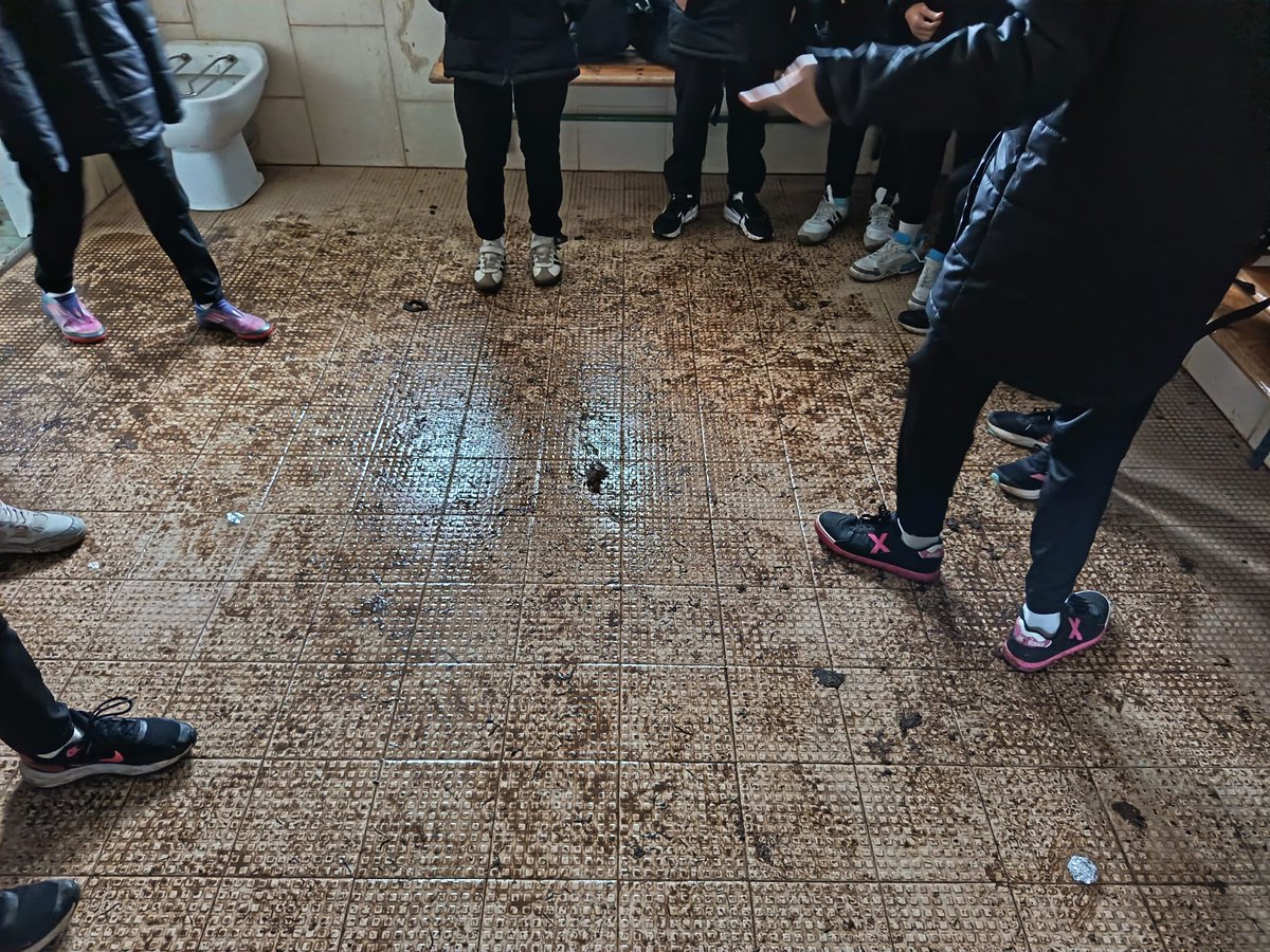 gustasantamaria's tweet photo. Este es el estado que estaba hoy uno de los vestuarios de Pallafria. 
Es una vergüenza que una niñ@ se tenga que cambiar de ropa en esa pocilga. 
Y lo peor que así llevamos años y los que quedan. https://t.co/irtukT4LmN