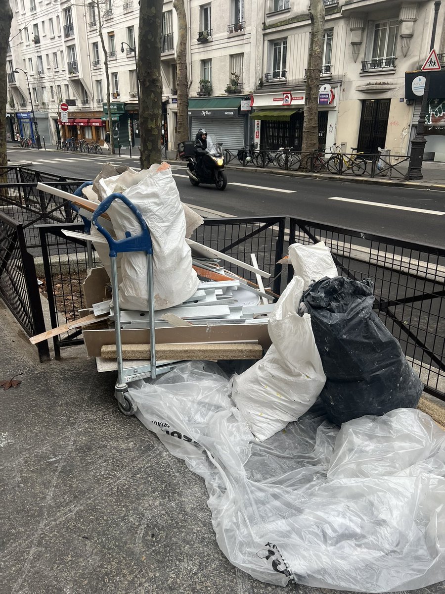 📸 Bel exemple d’incivilité devant cette école 📍avenue Simon Bolivar <a href="/Paris19e/">Mairie du 19e</a> , sans compter le danger ⚠️ que cela représente. La clique #saccageparis adepte du dédommagement lié à son incompétence a ruiné les finances de la ville. 
🗳️ les 15&amp;22 mars 🛑 STOP à