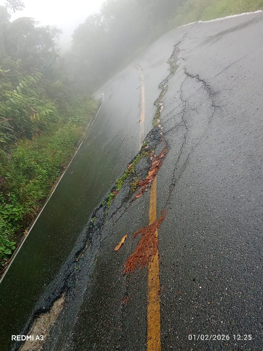 2- #DenunciaCiudadana Allí se evidencia deslizamiento de talud con falla del pavimento, asociado a procesos de socavación y pérdida de soporte de la subrasante, situación que está comprometiendo la estabilidad de la vía y representando un riesgo para transeúntes. <a href="/GobAntioquia/">Gobernación de Antioquia</a>
