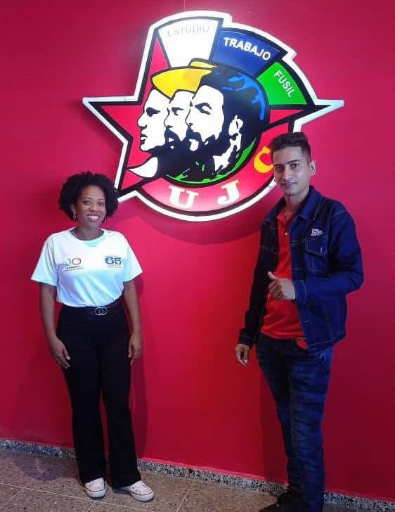 Reporta <a href="/JLperiodista96/">Jose Luis Tan Estrada</a> que la organizadora del ataque contra el Embajador de los Estados Unidos se trata de Dayanny Frances, miembro de la dirección provincial de la Unión de Jóvenes Comunistas en Camagüey.

Por si alguien tenía dudas de que es organizado por el propio régimen.