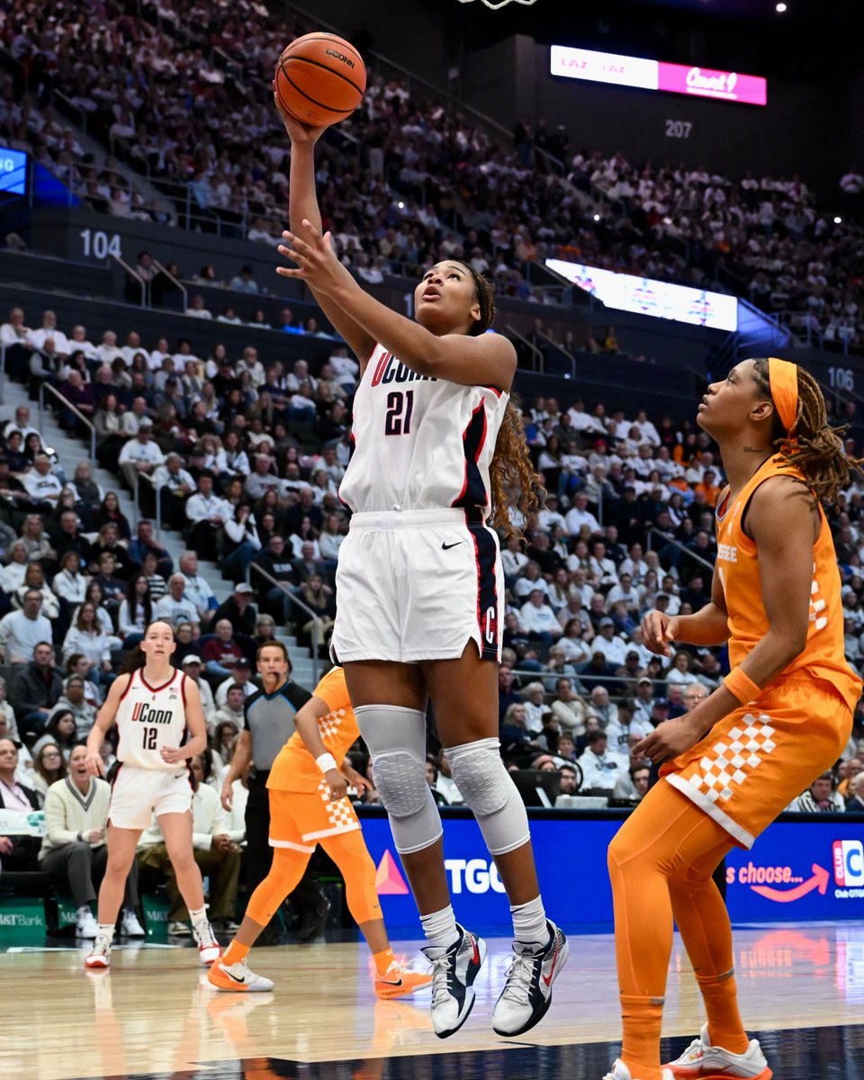 UConnWBB's tweet image. Sarah Strong always shows up 💪

vs. #15 Tennessee: 
- 26 points
- 10-18 FG
- 9 rebounds
- 4 assists