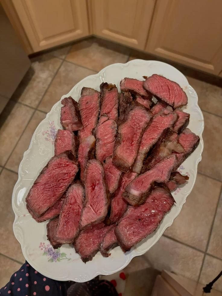 luisomor's tweet image. The "calories in vs. calories out" braindead gymbros forget that hormones dictate where those calories go

2,000 calories of steak and 2,000 calories of pasta are NOT the same
