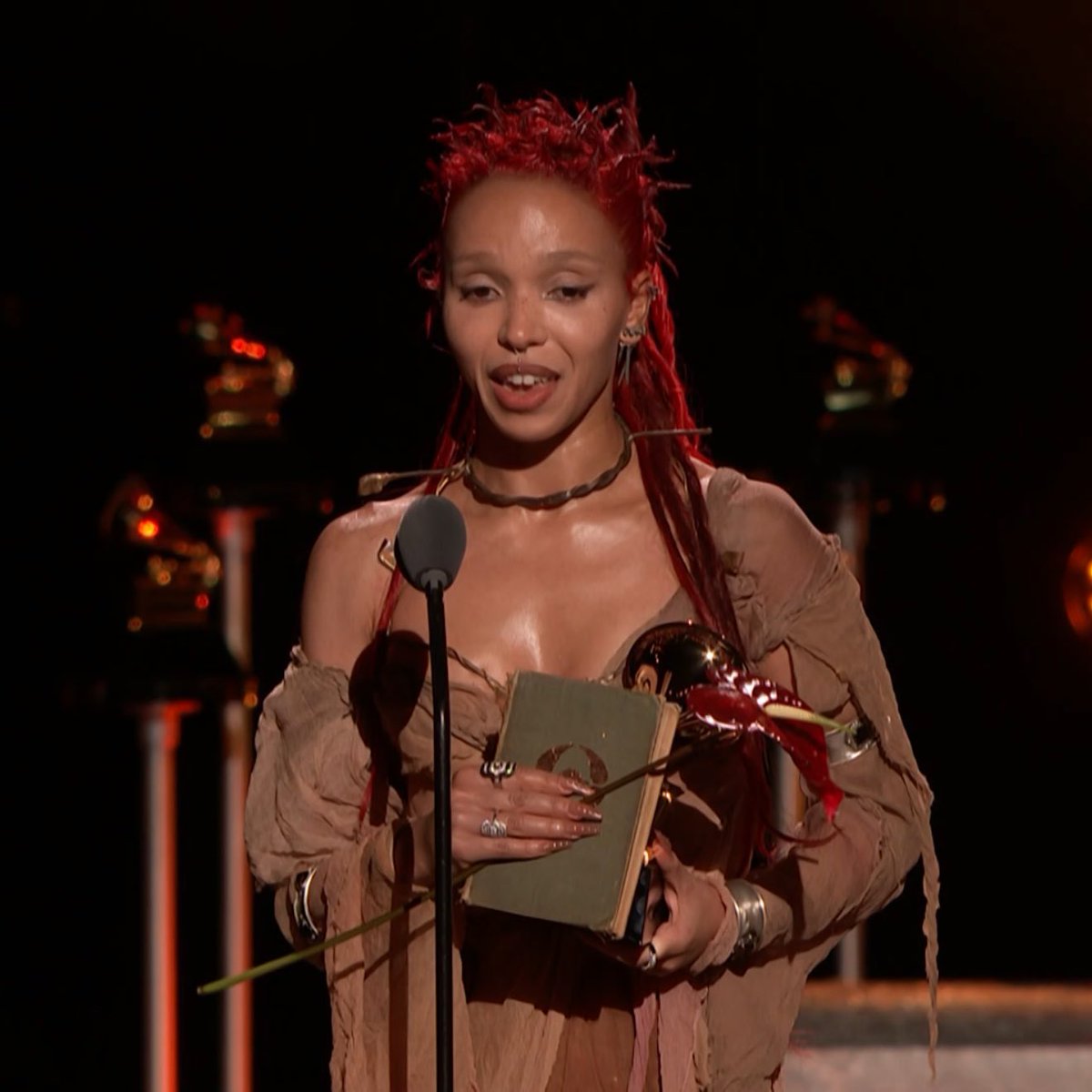 zander2187's tweet photo. fka twigs accepting her first #GRAMMYs award:

“i can’t wait to share my upcoming project with you all. you’ll get a taste very soon. prepare yourself for a body high.” https://t.co/B7cHd45uXF
