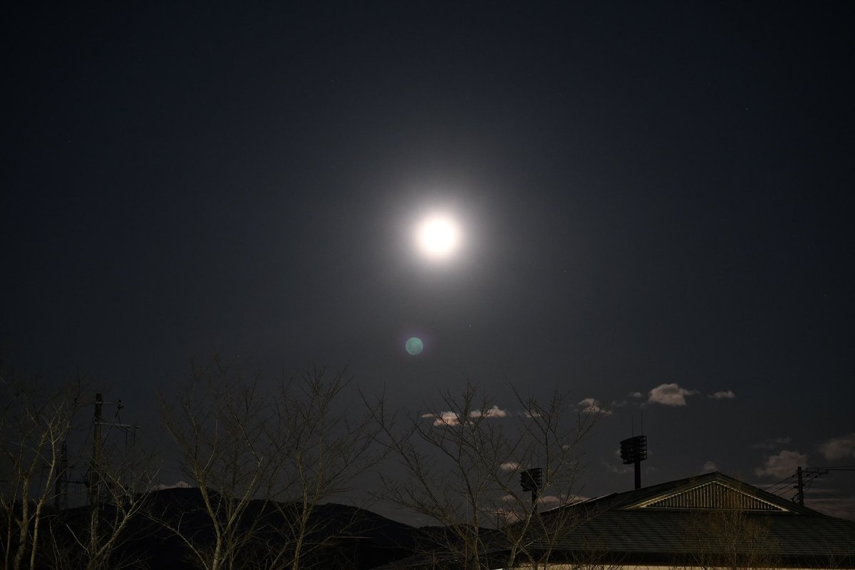 昨日の夕空に昇って来た #小望月 は今朝 #満月 に🌕 #月齢13.5 #夕空