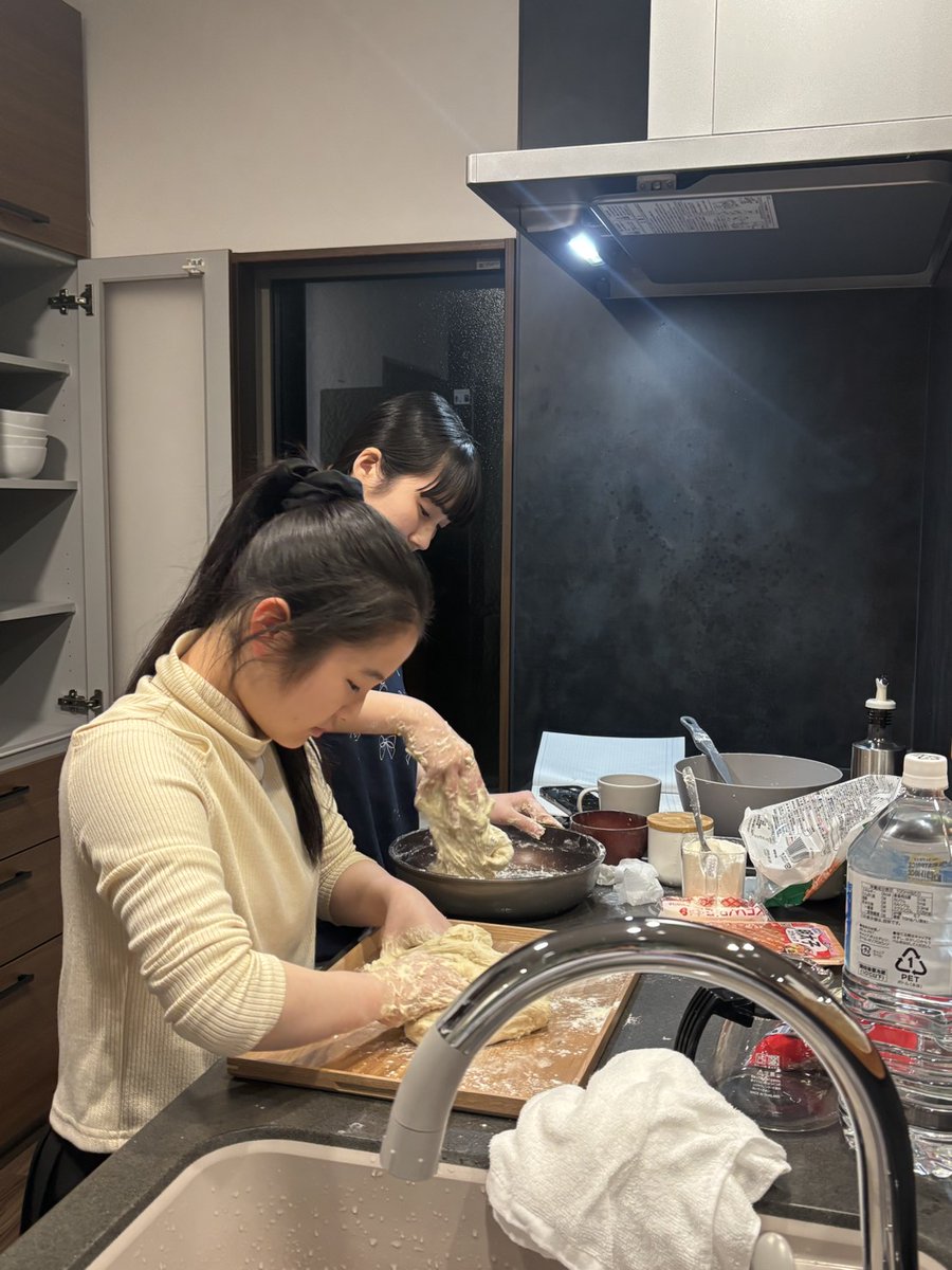 NatsuhoMurata's tweet photo. 学校の仲良し8人組で熱海に卒業旅行に行きました!
楽器無しで旅行するのは数年ぶりで楽しかった😆
ピザ作りもしました🍕 https://t.co/cwHOnDbEia