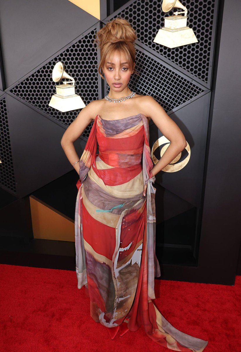 pantheressluv's tweet image. HER DRESS OMFG