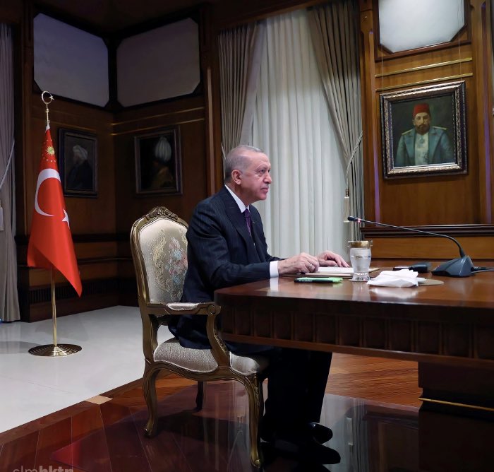 Cumhurbaşkanı ekonomiyide düzeltirse epstein olayından sonra en az %75 oy alır.

Sağcısı, solcusu birlik olduğu sayılı günlerden birini yaşıyoruz.