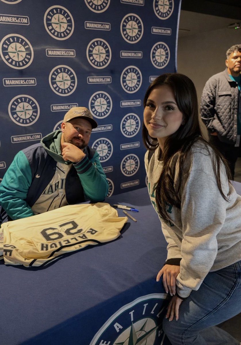 x40lsx's tweet photo. Got to meet Cal Raleigh and he signed the new jersey they released yesterday!! Such a great day! #MarinersFF #Seattle #Mariners https://t.co/7UUoxd0qtd