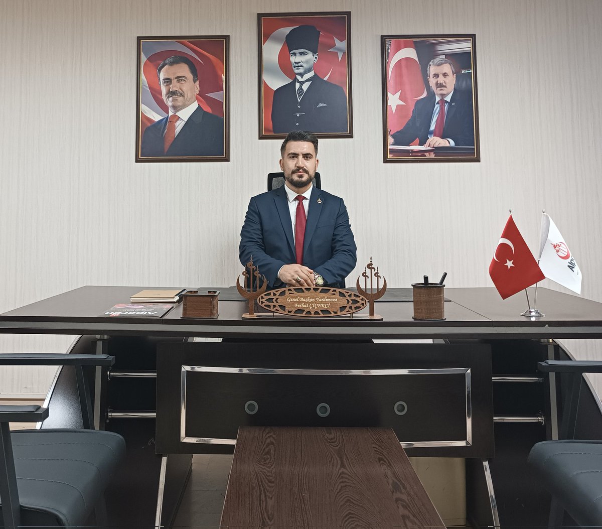Yoktangelen_'s tweet photo. ALPEREN olmak! 

Biz, Orta Asya bozkırlarında "Kılıçlarımız İslam'a kalkan olsun!" diyerek at süren Alplerin torunlarıyız! Biz, Hoca Ahmet Yesevi'den Şeyh Edebali'ye, Yunus Emre'den Hacı Bektaş-ı Veli'ye uzanan o mübarek zincirin, gönül erleri, Erenleriyiz!

Büyük Türkiye'yi inşa edeceksek önce milli,manevi ve ahlaki değerlerini öz bütünüyle bilen büyük bir gençlik yetiştirmek zorundayız. Tembelliğe, cehalete, uyuşukluğa geçit yok! 

Şehit Liderimiz Muhsin Yazıcıoğlu'nun dediği gibi: "Bir saniyesine bile hükmedemediğimiz, bir hayat için, fırıldak olmaya gerek yok." 
Biz fırıldak değil, yalçın kayalarız! 

Şimdi kalkma ve yürüme vaktidir. Türk'üz, Müslümanız, Alperen'iz!
Bu düstur ve şuurla hareket etmek bizim için esas'tır. 

Ve ben  bir Alperen olarak  Ezel'den Ebed'e bu kutlu davanın neferi olarak yol almaya devam edeceğim. 

Kıymetli gönül dostlarım,dava arkadaşlarım, kıymetli Alperenler! 
Bizler Türkiye'nin kalbiyiz.
Ve gerçeklerin en büyük kalkanı olarak ülkemizin geleceğini uyanık zihinlerimizde daha ileriye taşımak için  tüm varlığımızla bir olmalıyız, dir olmalıyız.

Var olsun kutlu davamız! 
Var olsun kutlu davanın neferleri Alperenler! 

Ferhat ÇİÇEKCİ
Alperen Ocakları Genel Bşk. Yrd. 

#MuhsinYazıcıoğlu #AlperenOcakları #Türkiye #BüyükBirlikPartisi
#EpsteinFiles