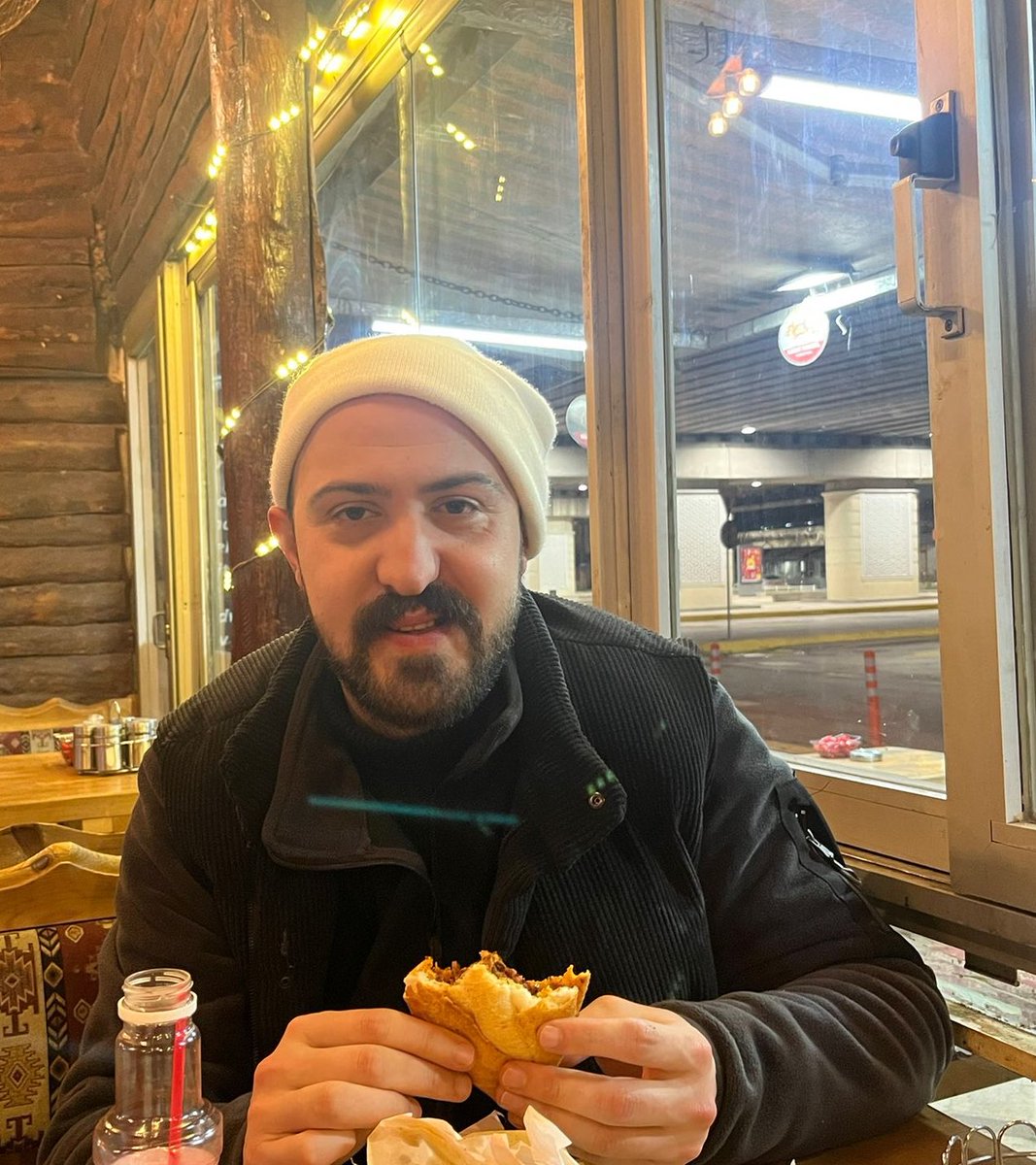 bugün doğum günüm kokoreç yemeye geldim +33 zaman su gibi akıyor