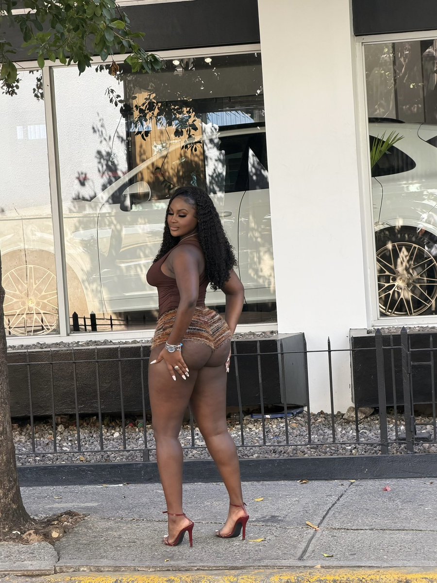 trezagayeeee's tweet image. A so gyal fi hot! 🔥