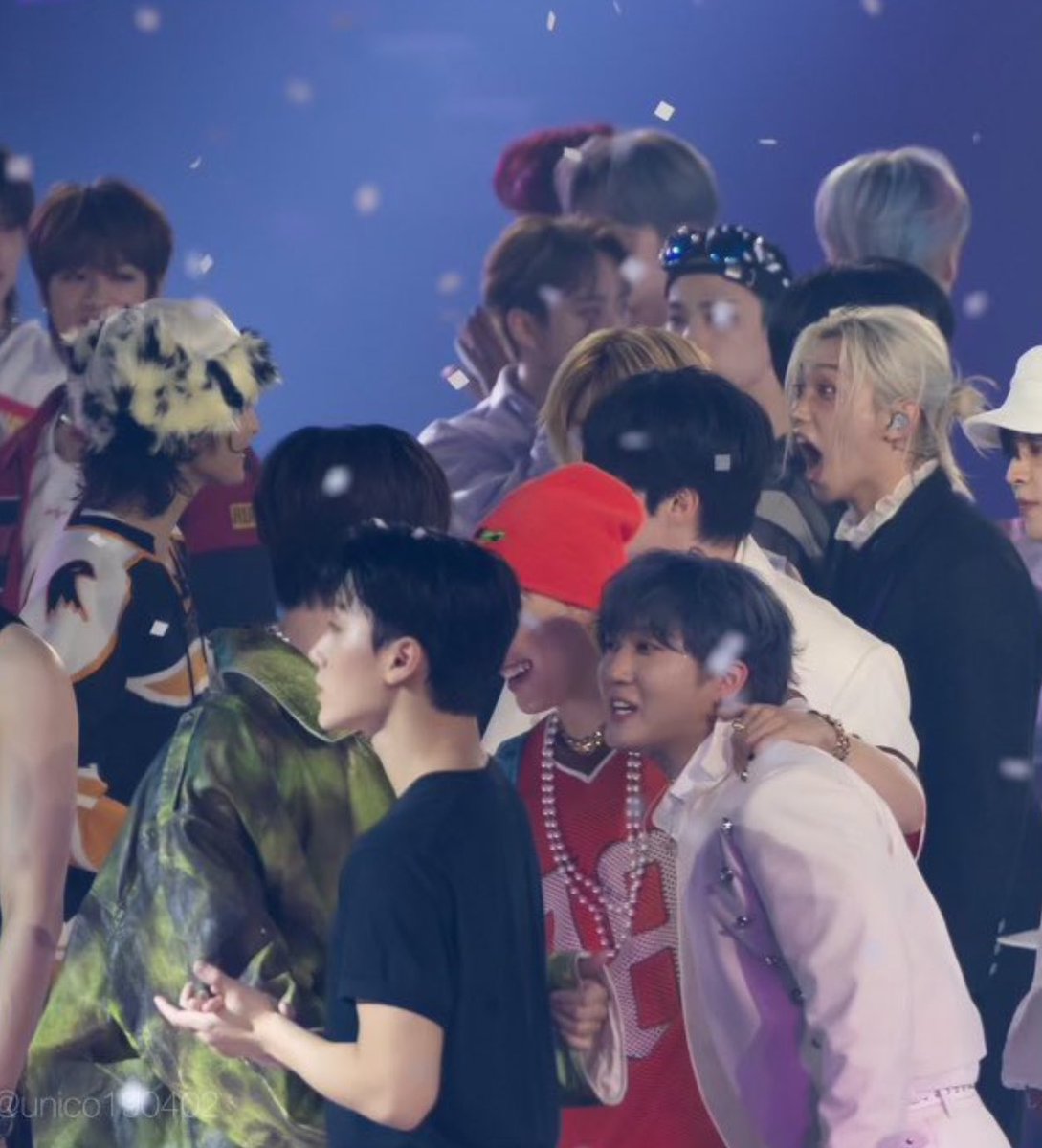 LOOK AT HOW HAPPY FELIX LOOKS SEEING SEONGWHA😭😭😭💔💔💔