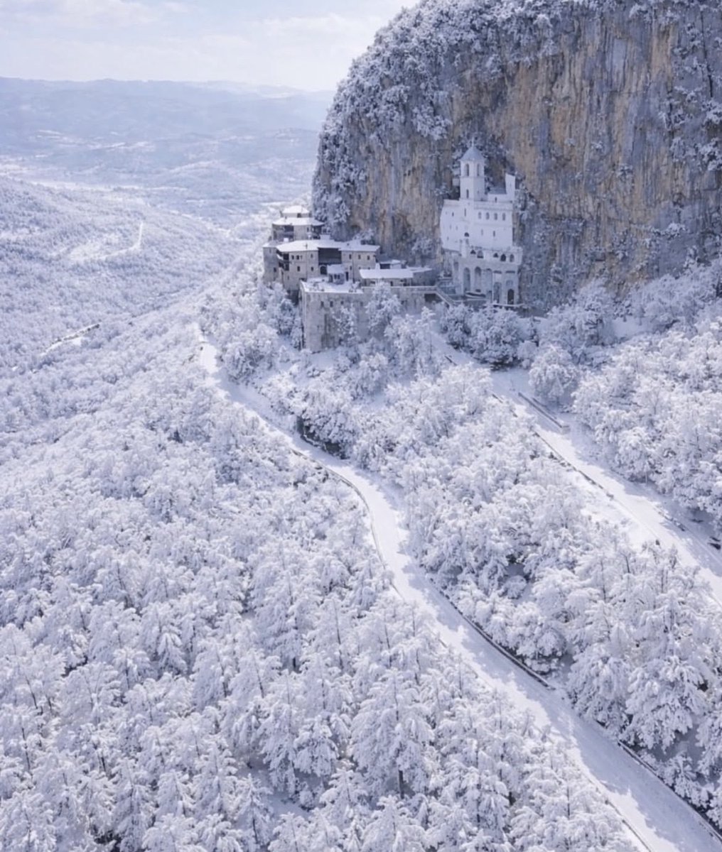 Manastir Ostrog.

Veličanstveno