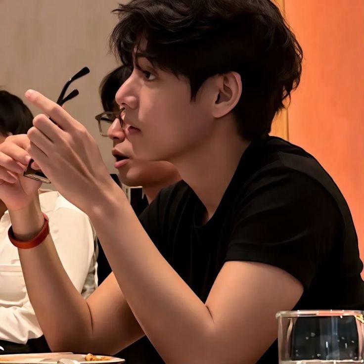 saxophonist95's tweet image. i have romantic feelings for this taehyung