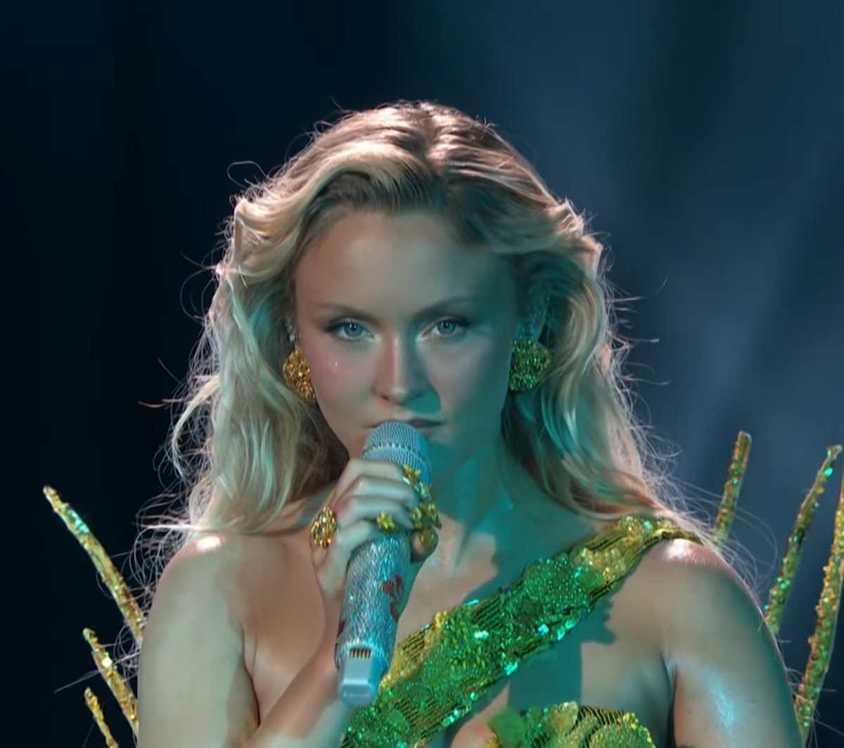 PopBase's tweet image. Zara Larsson performs an acoustic version of ‘Midnight Sun’ at the #GRAMMYs premiere ceremony.