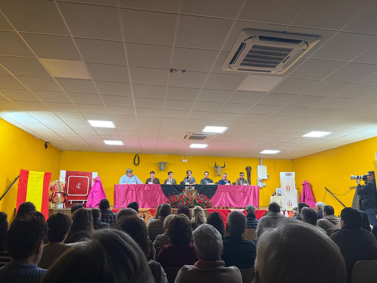 🐂 El presidente del PP de Guadalajara, Lucas Castillo, ha asistido al 4º Coloquio Taurino en Tórtola de Henares, junto a la diputada regional Itziar Asenjo, la diputada provincial Concha Casado, y alcaldes y concejales

🤝 Todos ellos apoyando y defendiendo la tauromaquia.