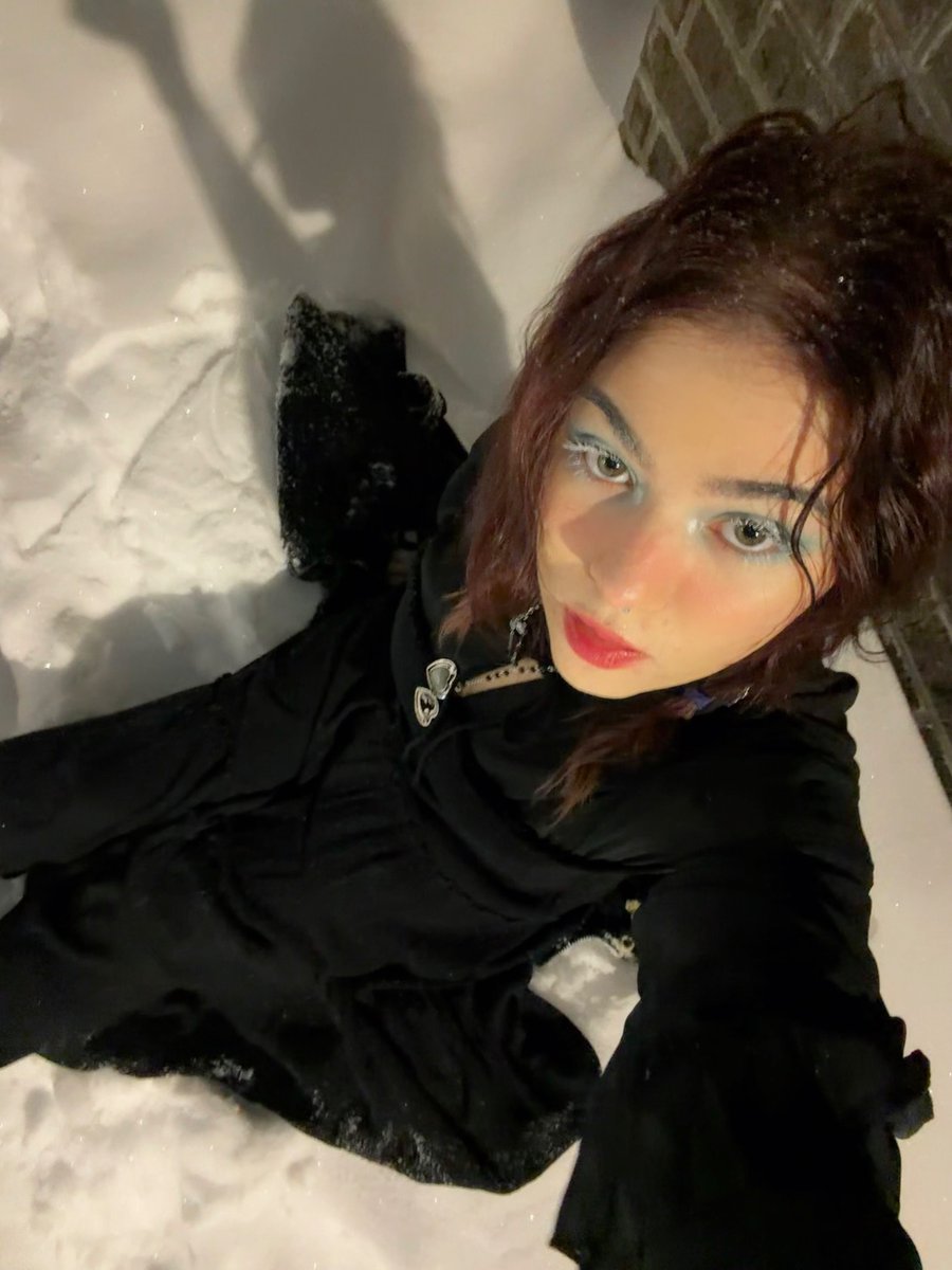 intergalactex's tweet image. girl in snow