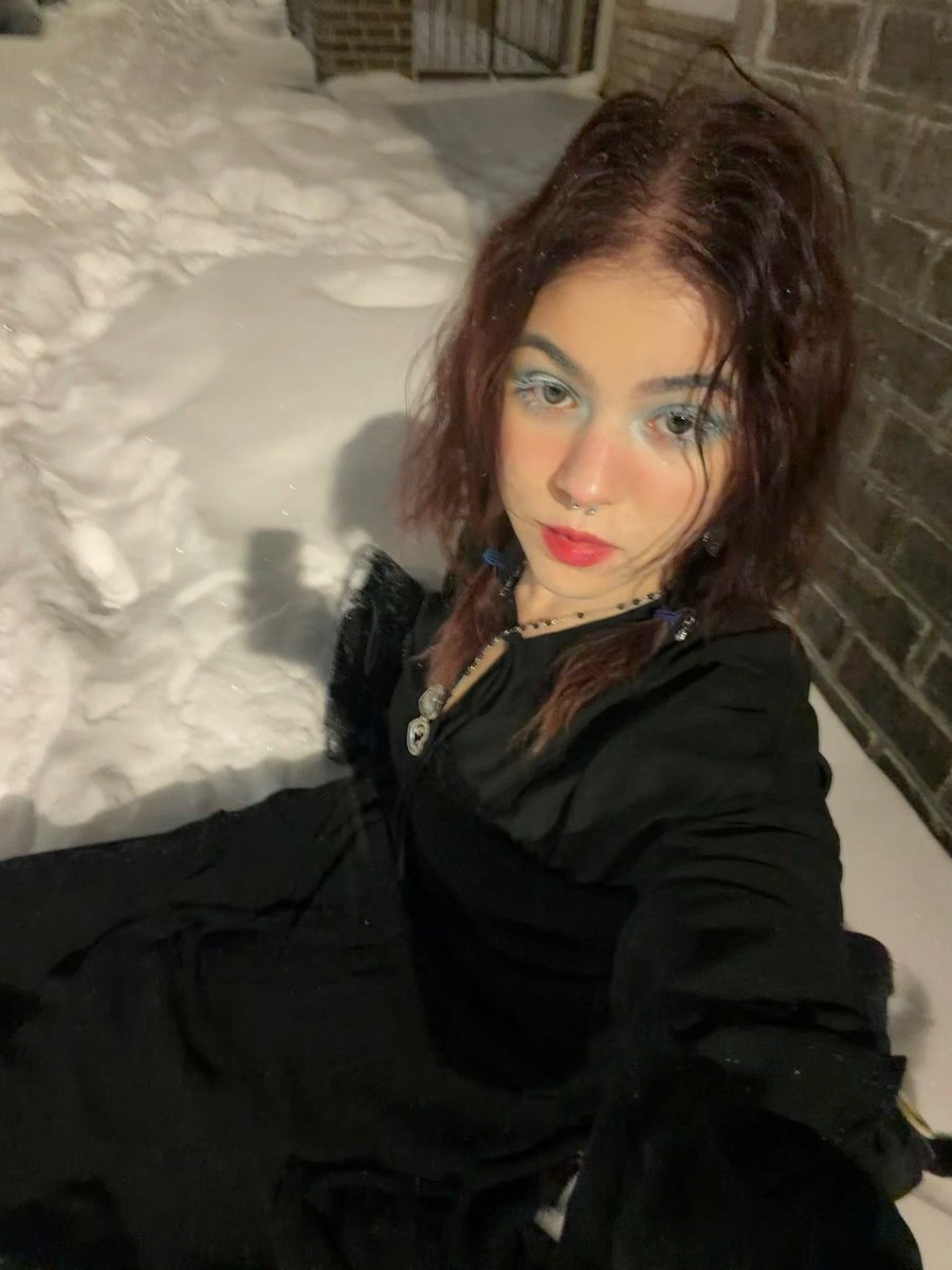 intergalactex's tweet image. girl in snow