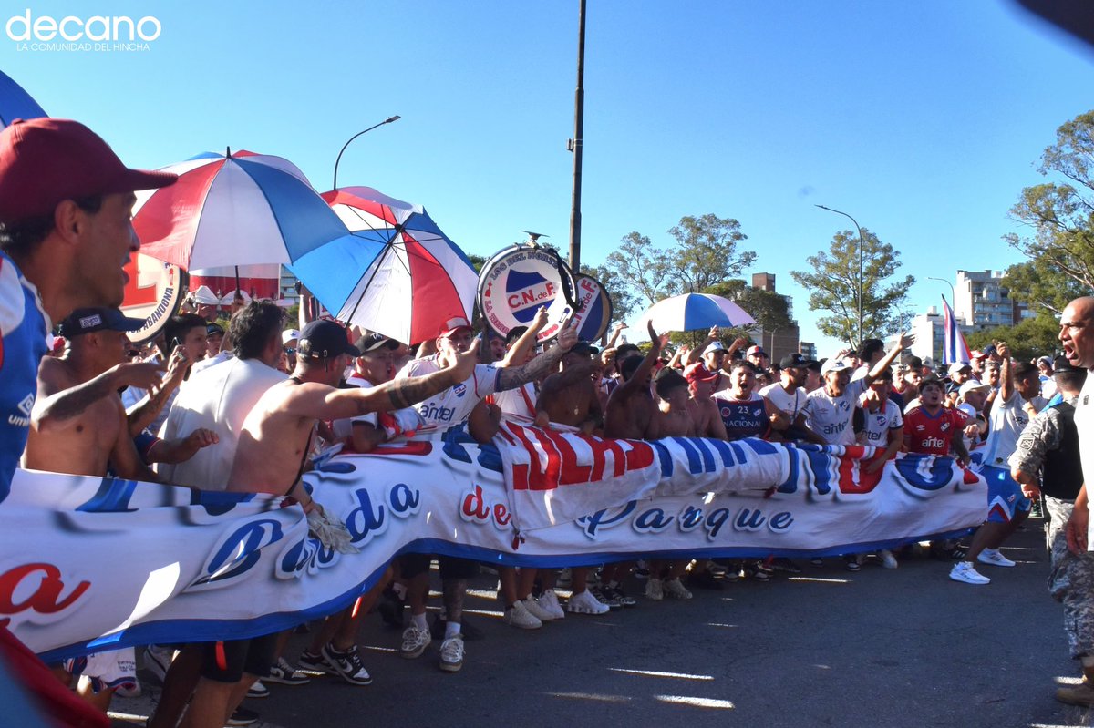 Con bombos, banderas y sombrillas llega caminando la hinchada de Nacional al Centenario