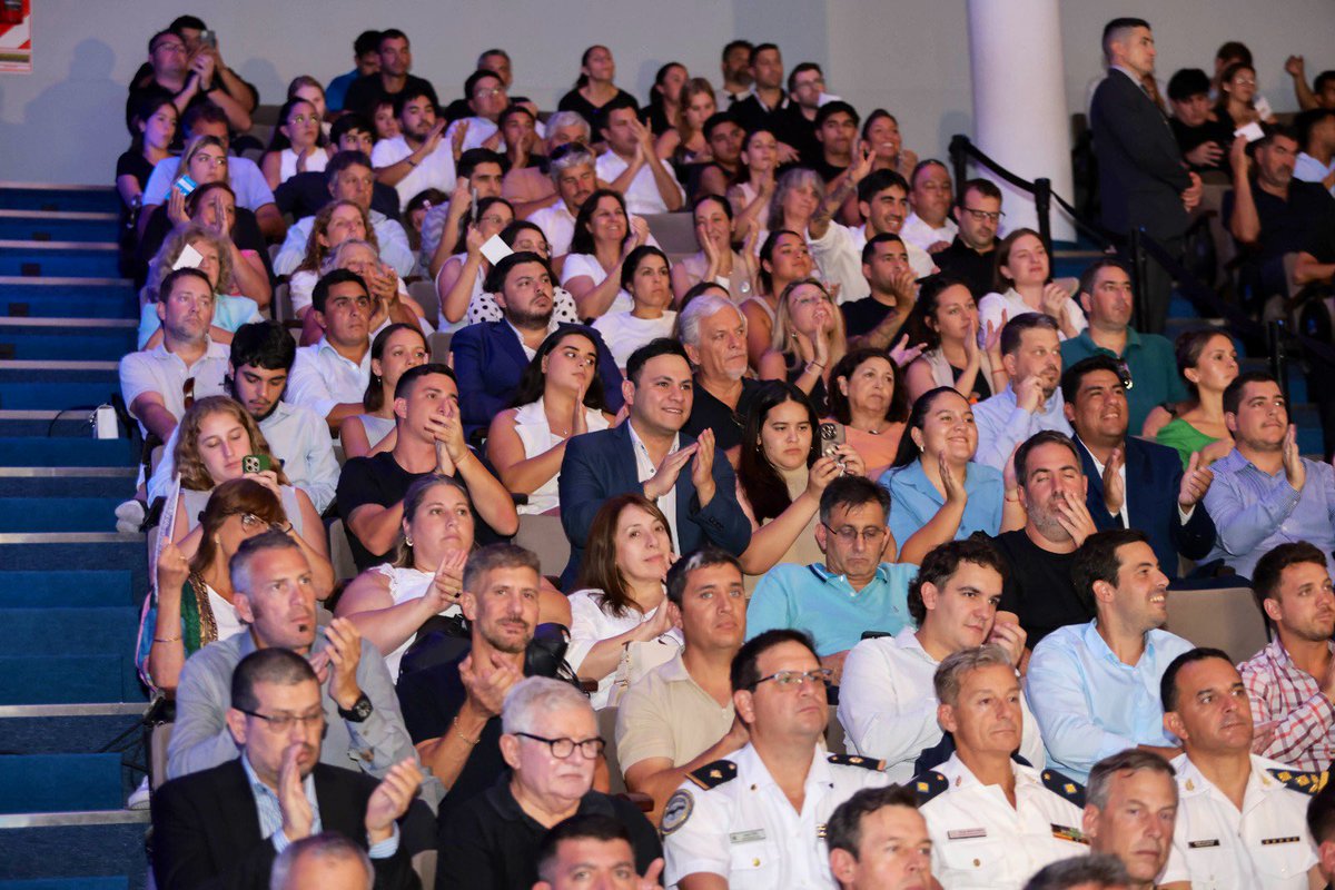 MartinLlaryora's tweet photo. La crisis económica generó un fuerte aumento en la demanda del sistema de #SaludPública provincial, que hoy alcanza el 40 % de las atenciones. Al mismo tiempo, el Gobierno nacional dejó de enviar recursos para numerosos programas de salud.

Nuestra decisión es no dejar solos a los cordobeses que lo necesitan. Por eso, incrementamos el presupuesto en materia sanitaria.

Quiero agradecer especialmente a toda la comunidad sanitaria, que está trabajando intensamente para poder sostener esta creciente demanda.

Estamos ampliando nuestra infraestructura y vamos a finalizar tres nuevos hospitales:

✔️el Hospital de #HuincaRenancó;

✔️ el Hospital de #BellVille;

✔️ y el Hospital del Noroeste, en la #Capital.

Además, vamos a iniciar la construcción de dos nuevos hospitales: el Hospital Polivalente de #Oliva y el Hospital de #VillaCarlosPaz.

#LegislaturaCBA2026 #AperturaSesiones2026 
#HacerParaCrecer