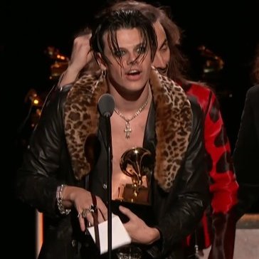 SeriesBrasil's tweet image. YUNGBLUD em discurso no #GRAMMYs:

"O rock está voltando! Cuidado, música pop, nós vamos acabar com vocês."