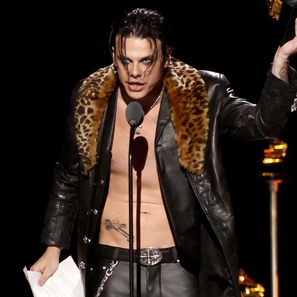 SeriesBrasil's tweet image. YUNGBLUD em discurso no #GRAMMYs:

"O rock está voltando! Cuidado, música pop, nós vamos acabar com vocês."