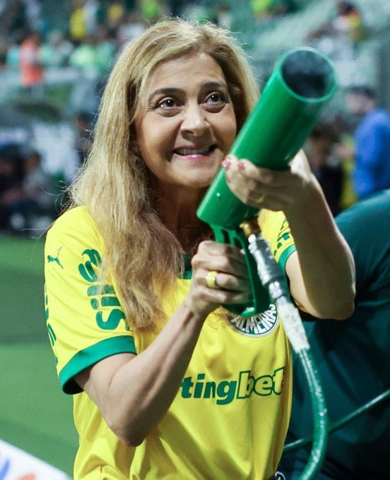 CaeMuniz's tweet image. Calma pessoal, daqui a pouco tem camisetas para torcida.