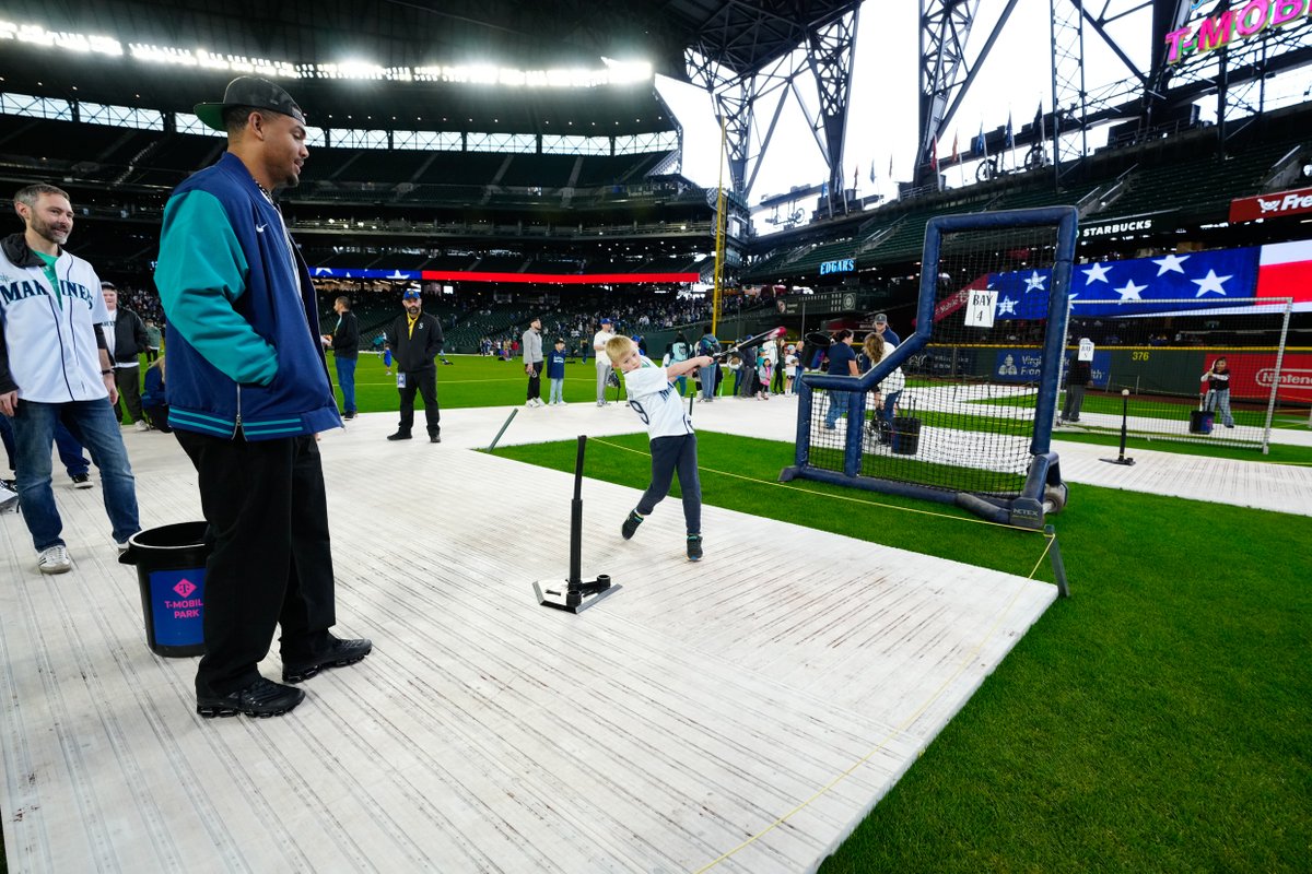 Swung on and belted ⚾👋 #MarinersFF