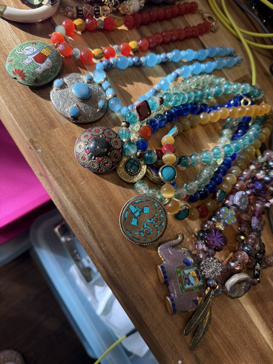 SPYderMomTrades's tweet photo. Pretty things I have been busy making this weekend all are available for sale! They will be listed on my site within the next few days or you can DM me to order if you see one you love. Valentine’s Day is just around the corner.💗handmade in Atlanta, GA https://t.co/GszNzJhVl6