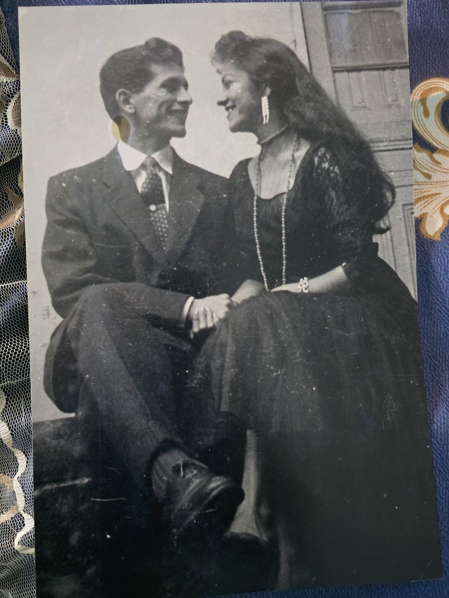 petrogustavo's tweet image. Empiezo mi jornada de comunicación intensa con el gobierno de los EEUU, con mi entrevista con el representante de negocios de los EEUU en Colombia McNamara.

Antes de esta reunión he visitado a mi mamá para despedirme.

Les dejo la foto de mi mamá antes de casarse y de su amor…