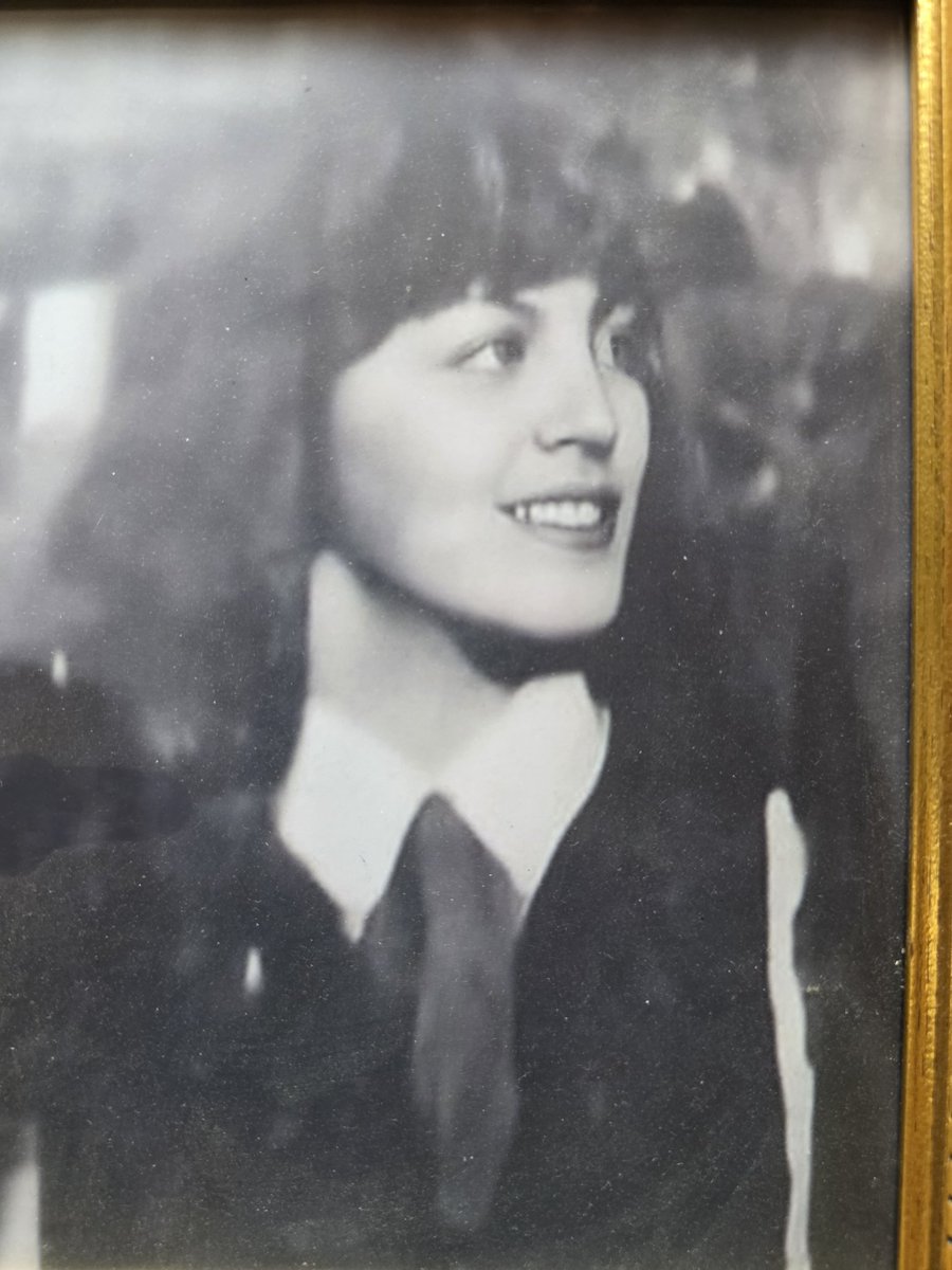 petrogustavo's tweet image. Empiezo mi jornada de comunicación intensa con el gobierno de los EEUU, con mi entrevista con el representante de negocios de los EEUU en Colombia McNamara.

Antes de esta reunión he visitado a mi mamá para despedirme.

Les dejo la foto de mi mamá antes de casarse y de su amor…