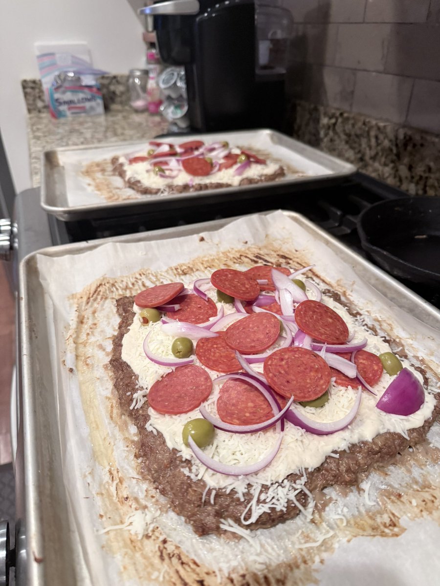 deckerlesscarbs's tweet photo. Meat pizza crust! My daughter would have this hands down over other pizza options. She finished two squares and said how full she was. She also notice that it would take 1/2 a cauliflower crust pizza to feel that full. ☺️ #meatpizza #keto #pizza https://t.co/oh4XUNrnPd