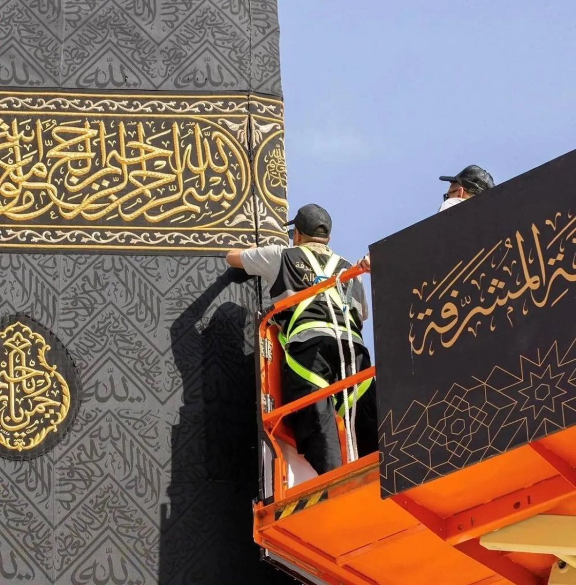 Jvnior's tweet image. 🚨 BREAKING:

Kaaba covering pieces were PURCHASED by Jeffery Epstein as CARPETS for his home. 

The Kaaba Kiswa was shipped from Saudi Arabia to Jeffrey Epstein, with their religious significance explicitly explained in emails.

Who was involved?

- Aziza Al-Ahmadi (UAE based…