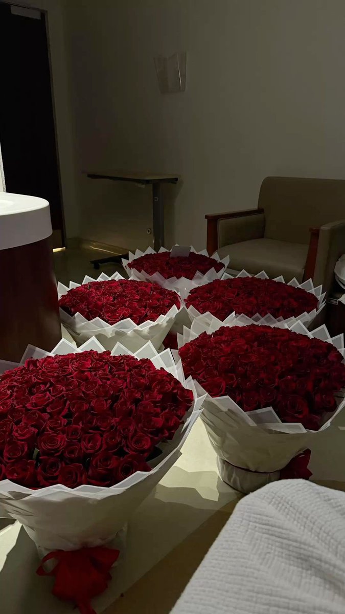 i3Moment's tweet image. Red rose bouquets