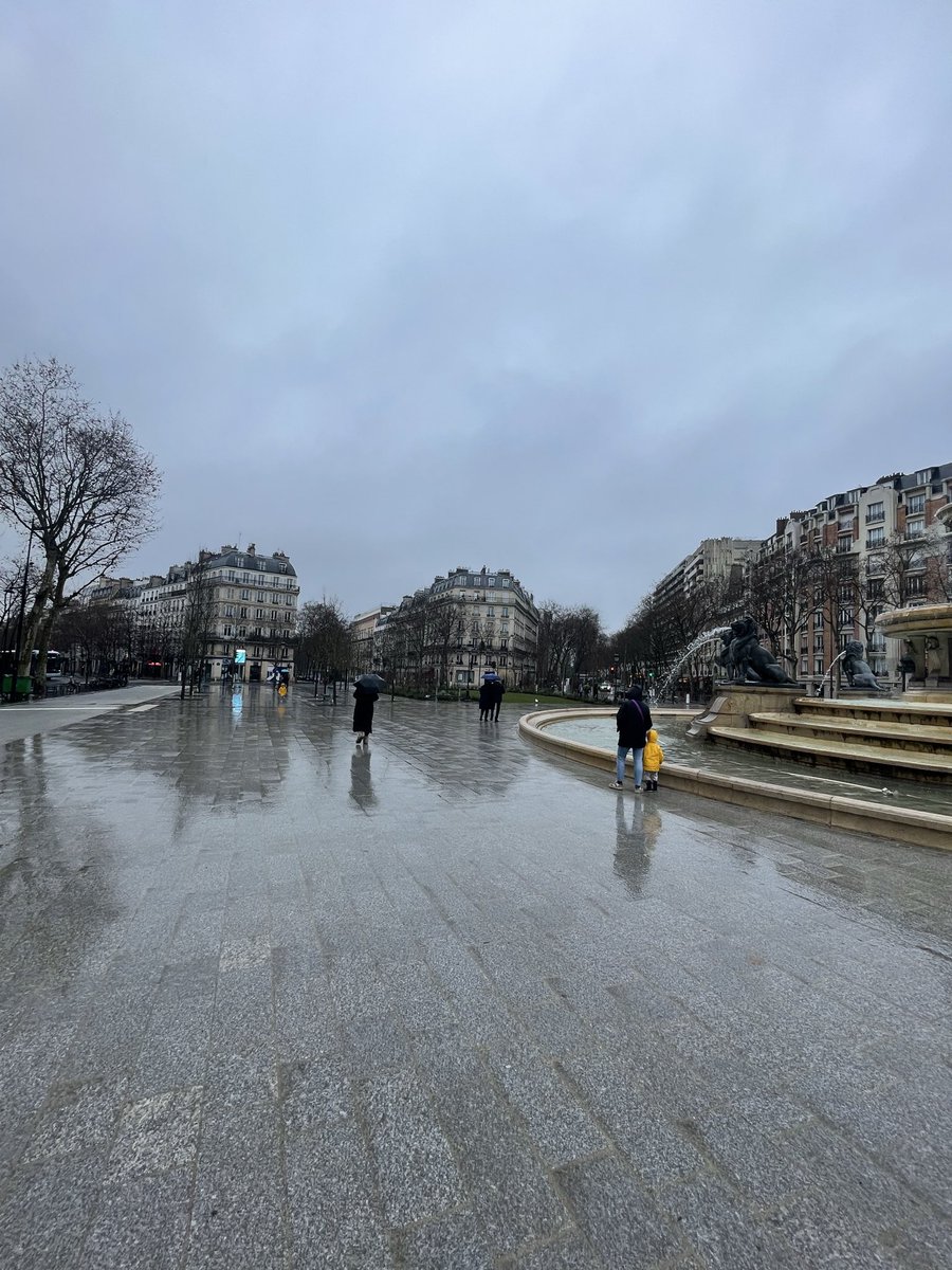 <a href="/Anne_Hidalgo/">Anne Hidalgo</a> et <a href="/egregoire/">Emmanuel Grégoire</a> préfèrent la grisaille et la tristesse. 15 millions pour ce désastre alors que 3500 SDF dorment dans le froid et sous la pluie. Telles sont les priorités des bobos socialistes. Quel #saccageparis