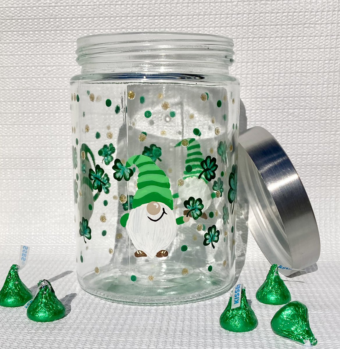 LPaintitpretty's tweet image. Check out this hand painted cookie jar etsy.com/listing/444182… #cookiejar #gnomes #stpatricksday #SMILEtt23 #EtsyHandmade #Craftbizparty #ShamelessSelfpromoSunday