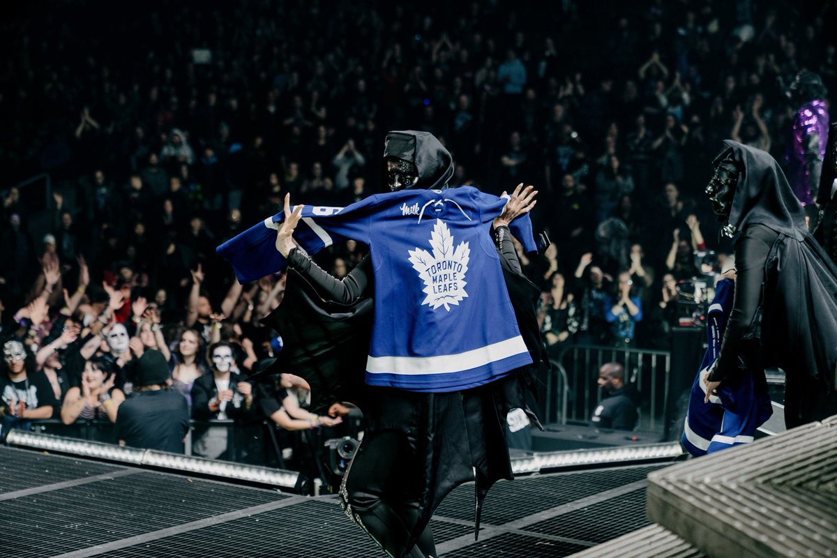 aurora 🦇 tweet media