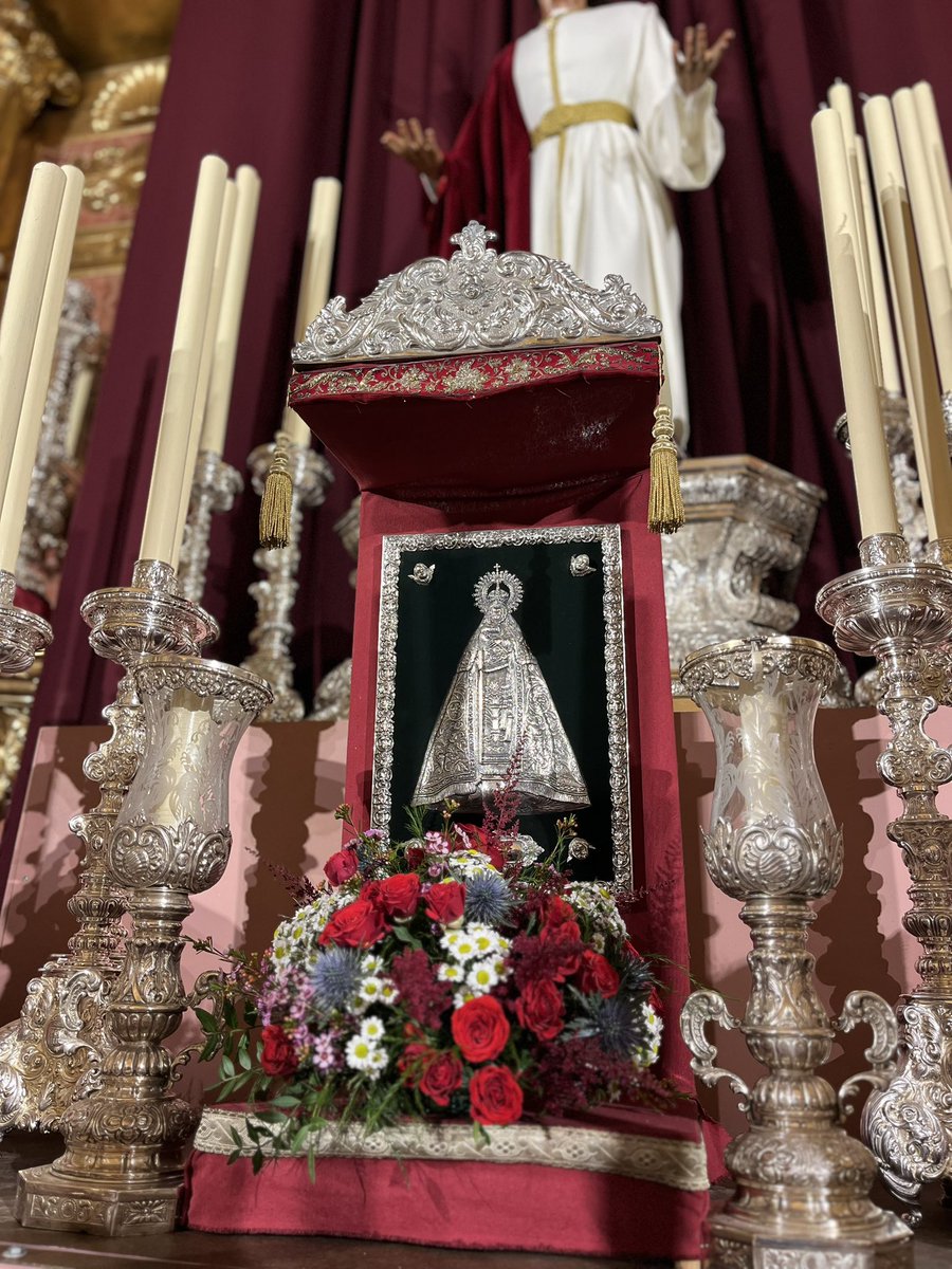 📸 Detalles del pasado altar de cultos: 

Las imágenes de San Indalecio y San Sebastián, de <a href="/MurcianoFer/">Escultor Fernando Murciano</a>, recordaban nuestras sedes históricas.

Por su parte, un relieve de la Stma. Virgen del Mar, obra de <a href="/hnosDelosRios/">Orfebrería Andaluza</a>, recordaba el 75 aniversario de su coronación canónica.