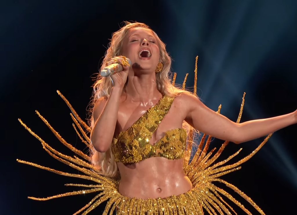📸 | Zara Larsson performing 'Midnight Sun' at the #GRAMMYs