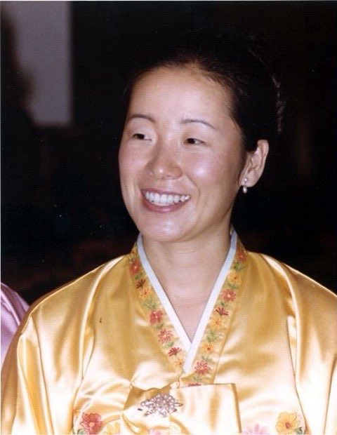 小鳥は
すてきな声を
与えられました
大きな希望を
伝えるために

野の花は
すてきな香りを
与えられました
傷つく心を
癒せるために

あなたの手は
すてきなぬくもりを
与えられました
遠ざけた愛を
育てられるように・・・