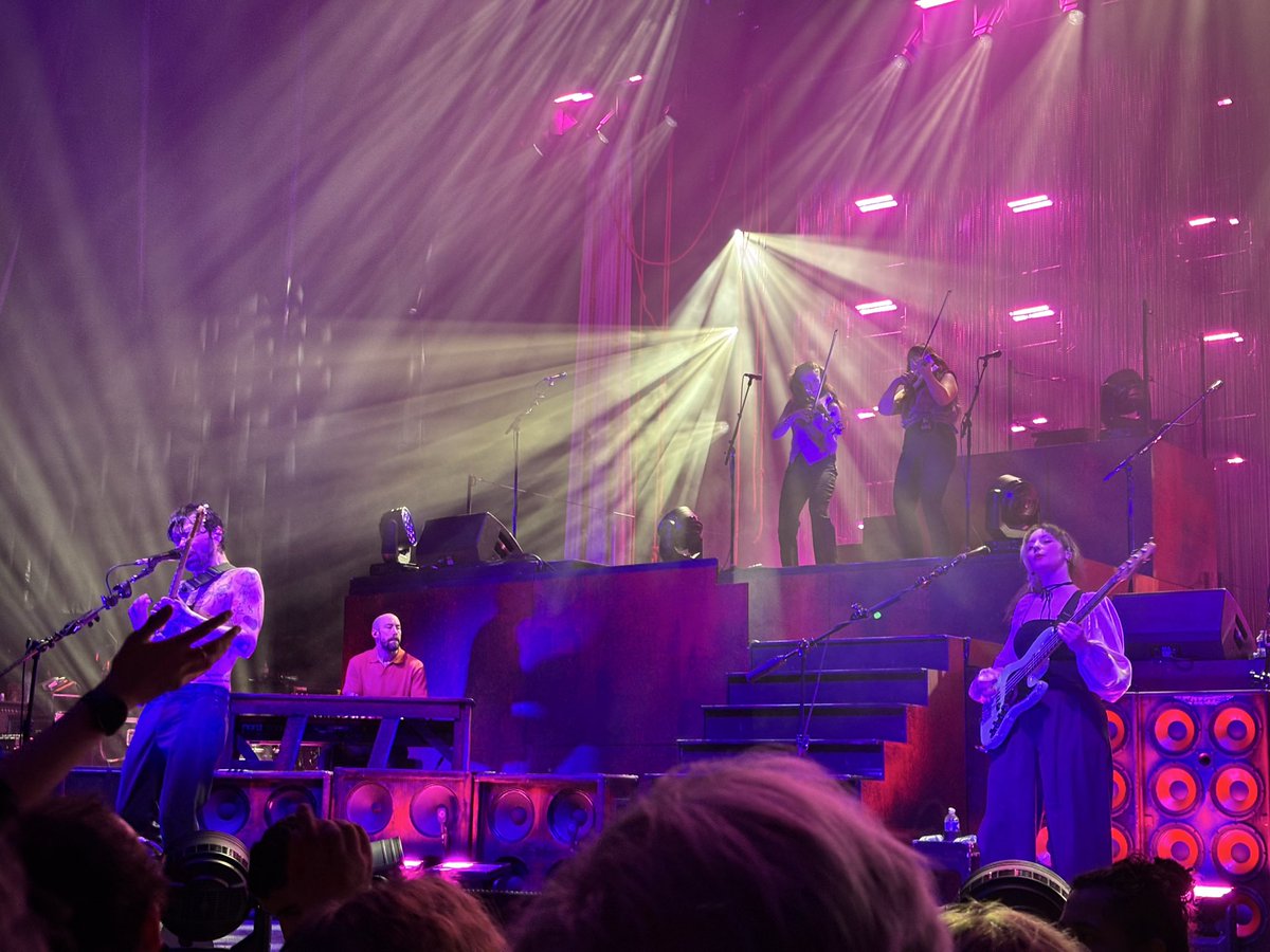 _Macpeace_'s tweet photo. @BiffyClyro @OLYMPIAHALL 🇫🇷Paris https://t.co/zmu35dRPWK