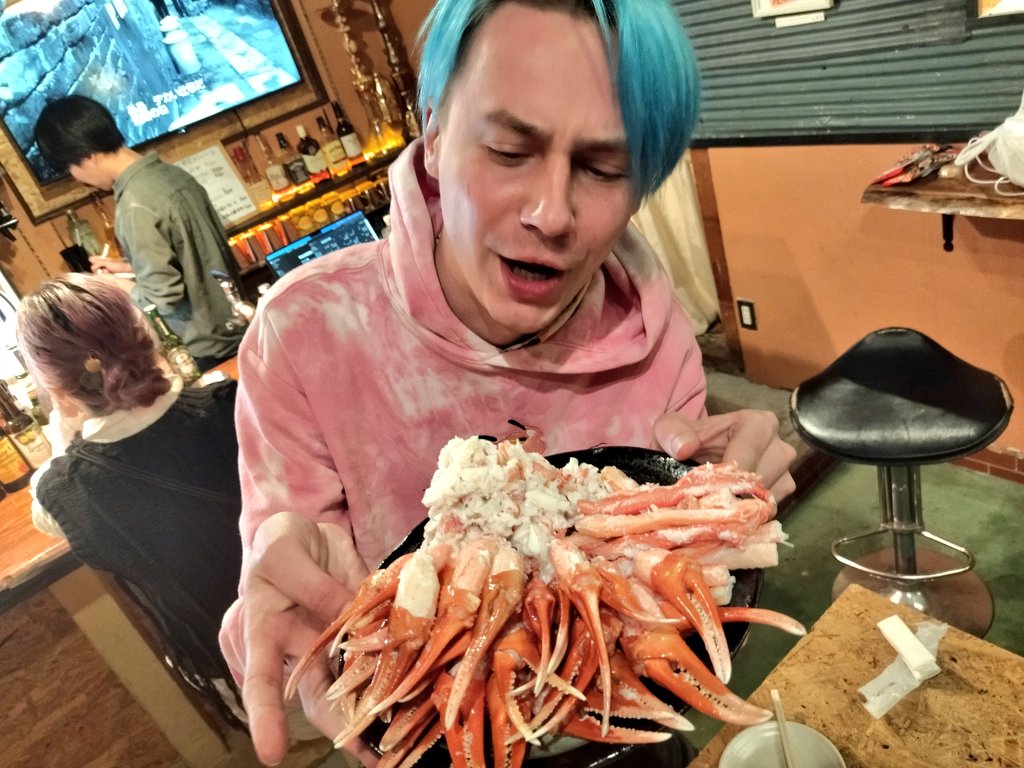 ArturGalata's tweet image. 私「馬が一匹いる」
日本「一頭」

私「うさぎが二匹いる」
日本「二羽」
私「うさぎは…にわ…」

私「蟹を三匹買おう」
日本「三杯」
私「蟹は…さんばい…」

私「水族館で蟹を四杯見た」
日本「四匹」
私「なぜ？」
日本「蟹は生きてたら匹。市場に並ぶと杯」
私「どういうことやねん！」