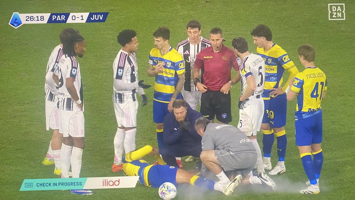 Dopo aver falsato la partita Juventus-Napoli di sette giorni fa con lo scandaloso mancato rigore per il fallo di Bremer su Hojlund che avrebbe permesso al Napoli di andare sull’1-1, gli arbitri (questa volta al VAR c’era Maresca, quello che con Guida ha chiesto di non arbitrare