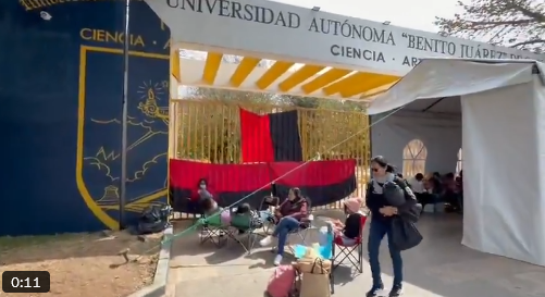 ELPINERO's tweet photo. #FOTOREPORTE📸|  El Sindicato de Trabajadores y Empleados de la Universidad Autónoma “Benito Juárez” de Oaxaca (#STEUABJO) inició formalmente la huelga en la máxima casa de estudios desde el primer minuto de este domingo 1 de febrero.

Tras una votación mayoritaria, la base trabajadora determinó colocar las banderas rojinegras en Ciudad Universitaria y en otras sedes universitarias, ante la falta de propuestas satisfactorias por parte de las autoridades.

Entre las principales demandas del sindicato se encuentran el incremento salarial, la nivelación conforme al salario mínimo y la entrega de plazas pendientes, contempladas dentro de su pliego petitorio.