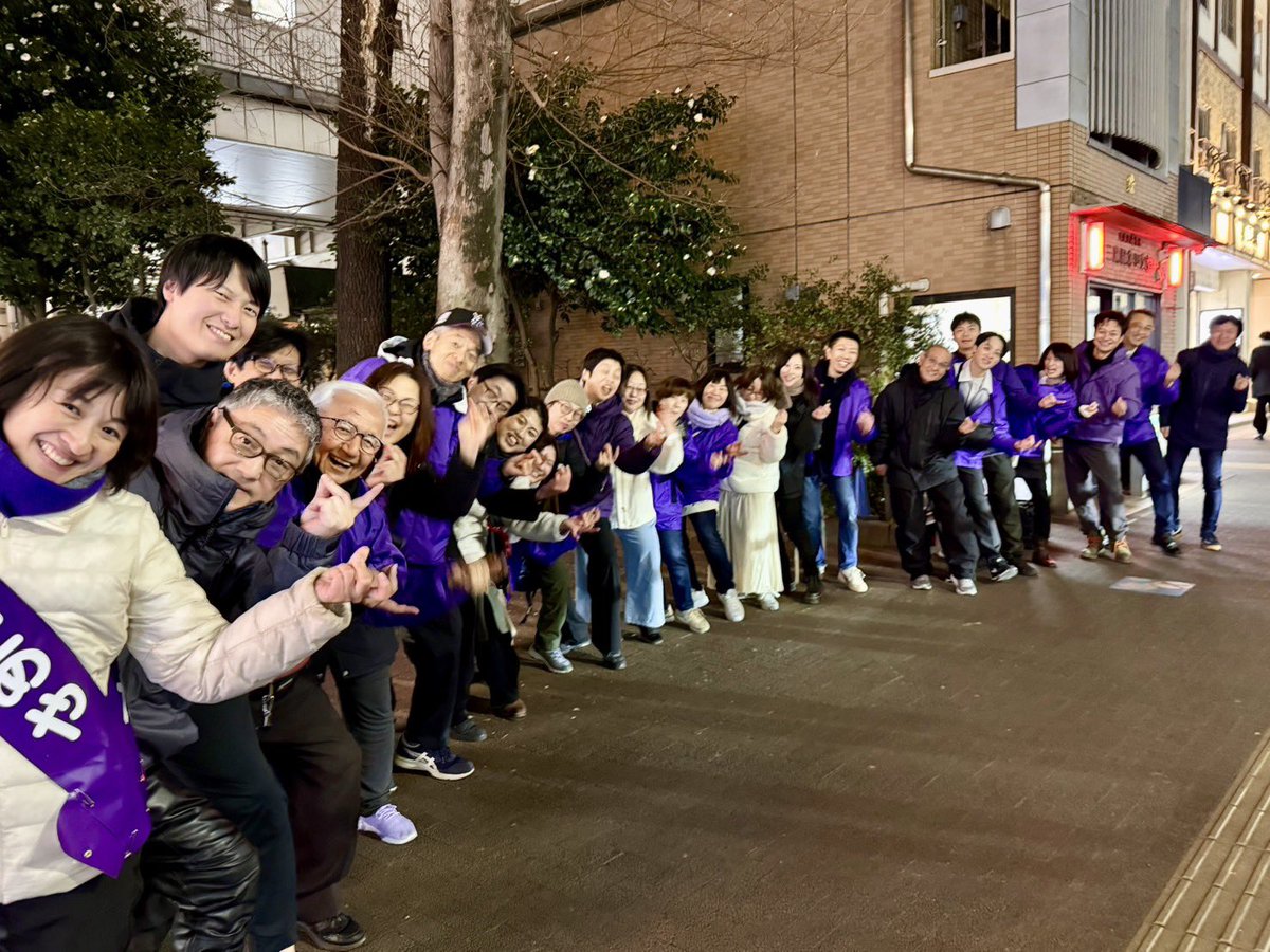 ayayoshida03's tweet photo. 今回の活動がはじまってから一番暖かい日でした。選挙戦も折り返し、これから寒さも強くなっていくそうです。

明日からも街中でご挨拶をして回ります。手を振ってくれたり声を掛けて頂けて感謝してます！

寒くても暑くても応援してくださる皆さま、手伝ってくれる皆さま、ありがとうございます！！

#再生の道
#吉田あや
#寒くてもがんばる