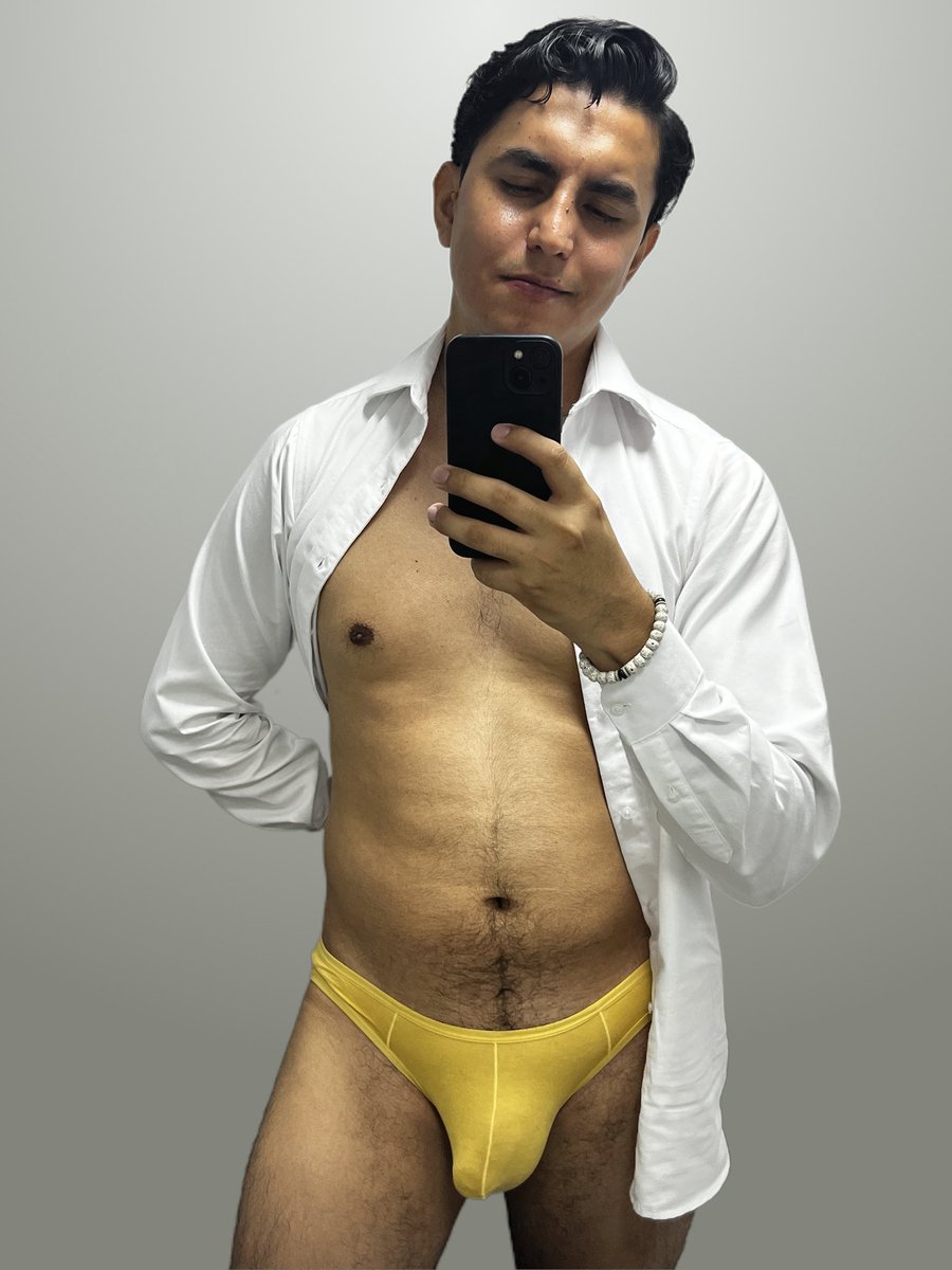 A ver dame un besito, olidita y sobadita pero a mi paquete … 🍌💛