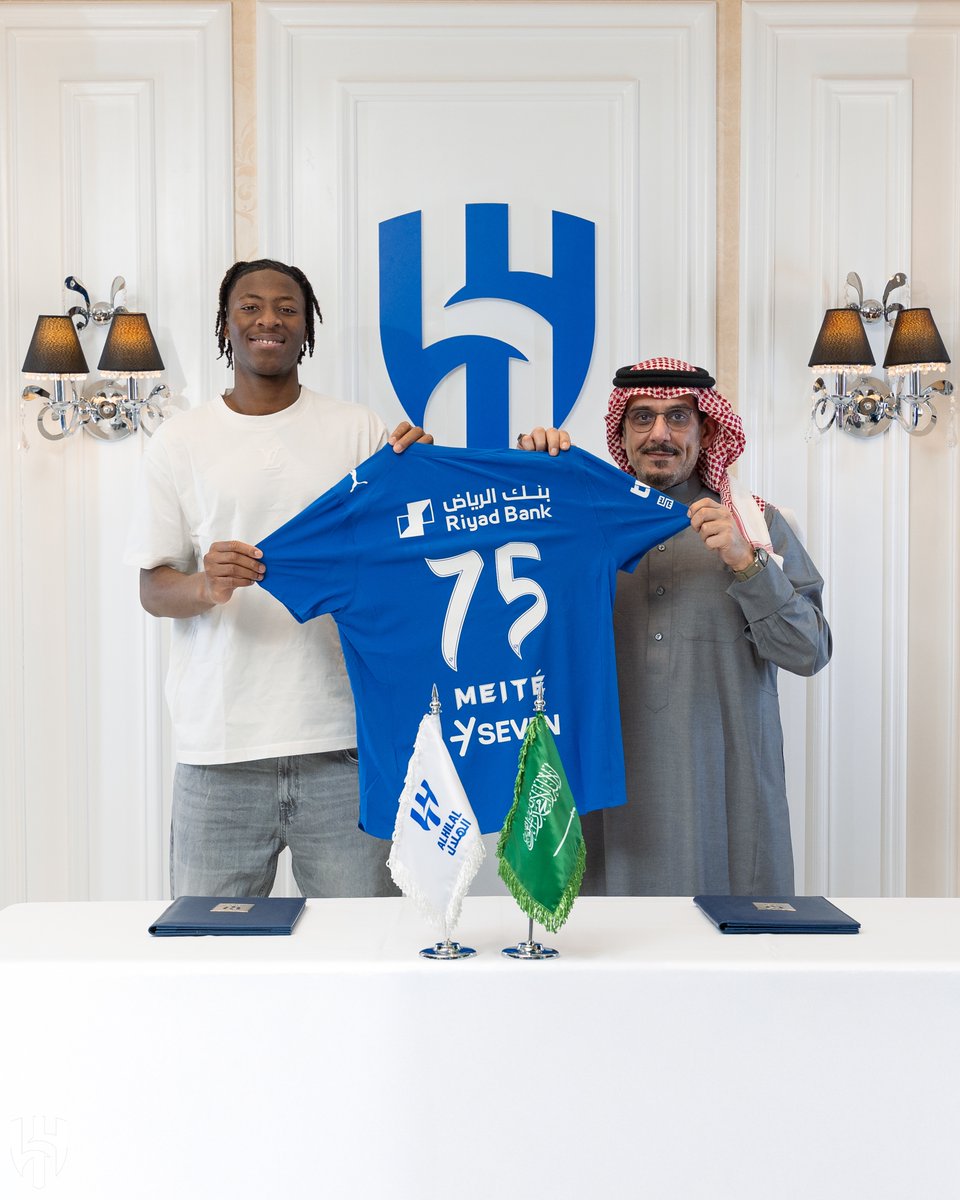 Alhilal_FC's tweet image. سمو رئيس مجلس إدارة شركة نادي #الهلال مع "ميتي" في مراسم التوقيع ✍️💙